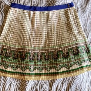 Zara pleated miniskirt with side zip and two button closure